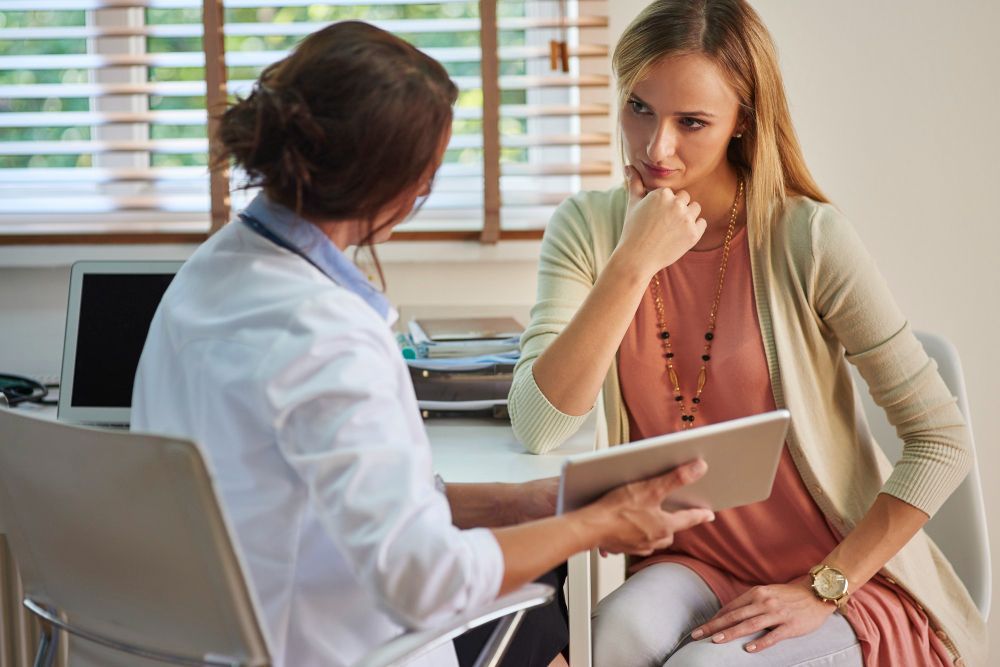 medico atendiendo a mujer